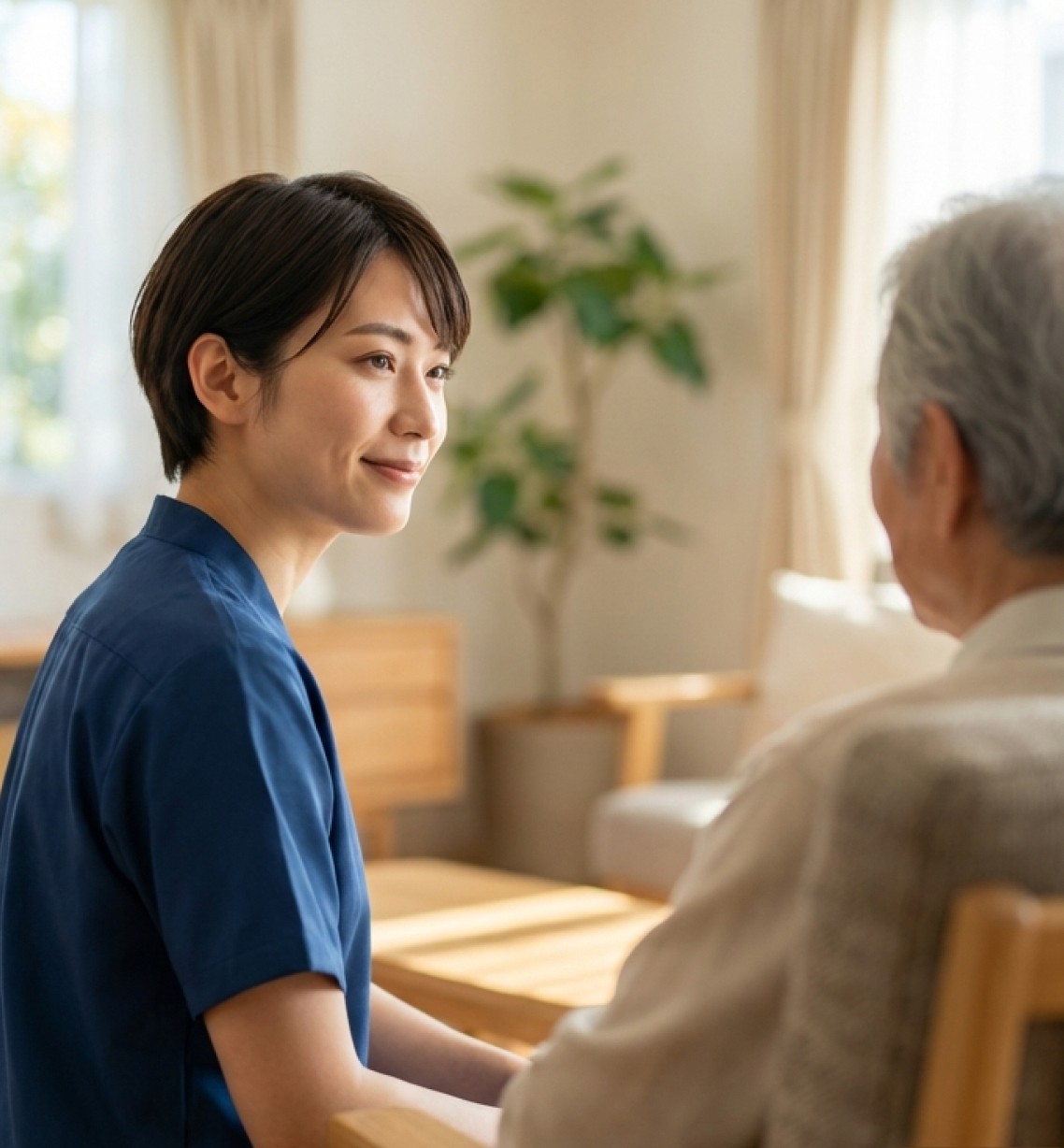介護施設で入居者に寄り添うスタッフ